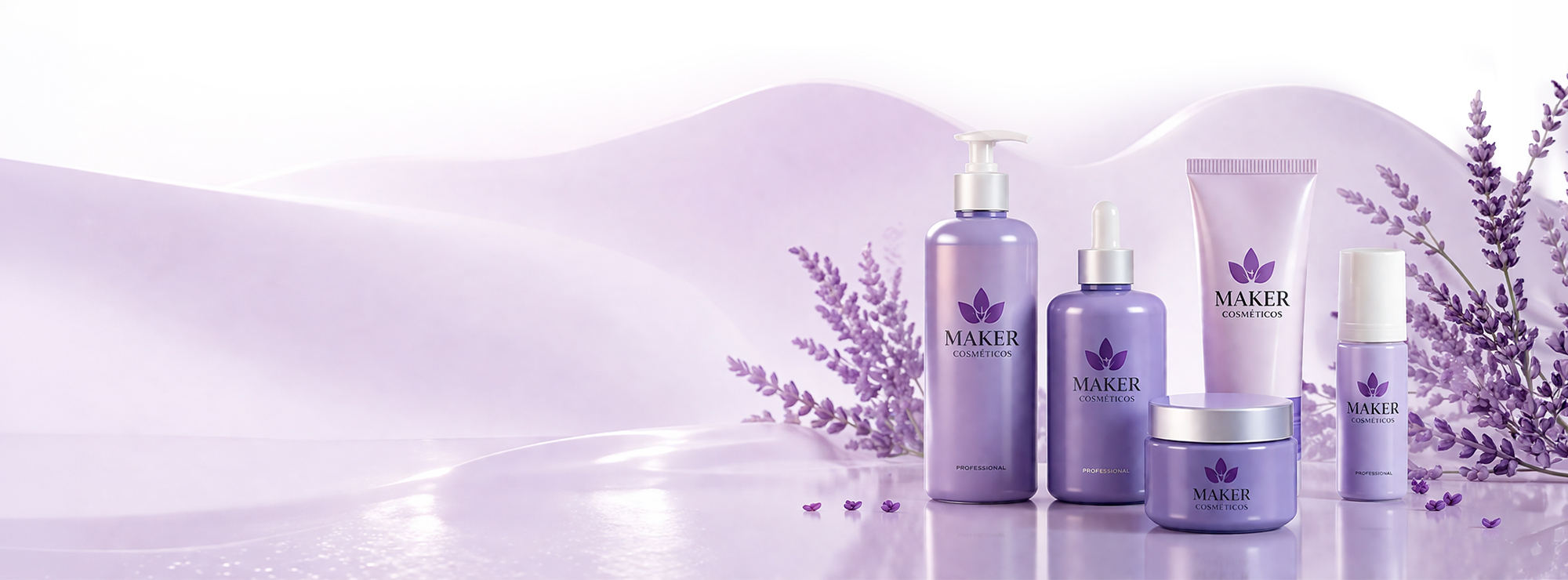 Linha completa de cosméticos Maker em tons lilás sobre fundo suave com lavanda
