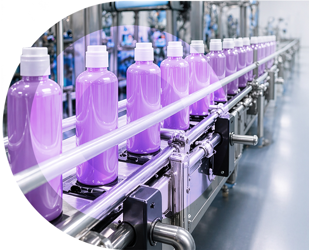 Linha de produção cosmética com frascos roxos – Terceirização Cosmética