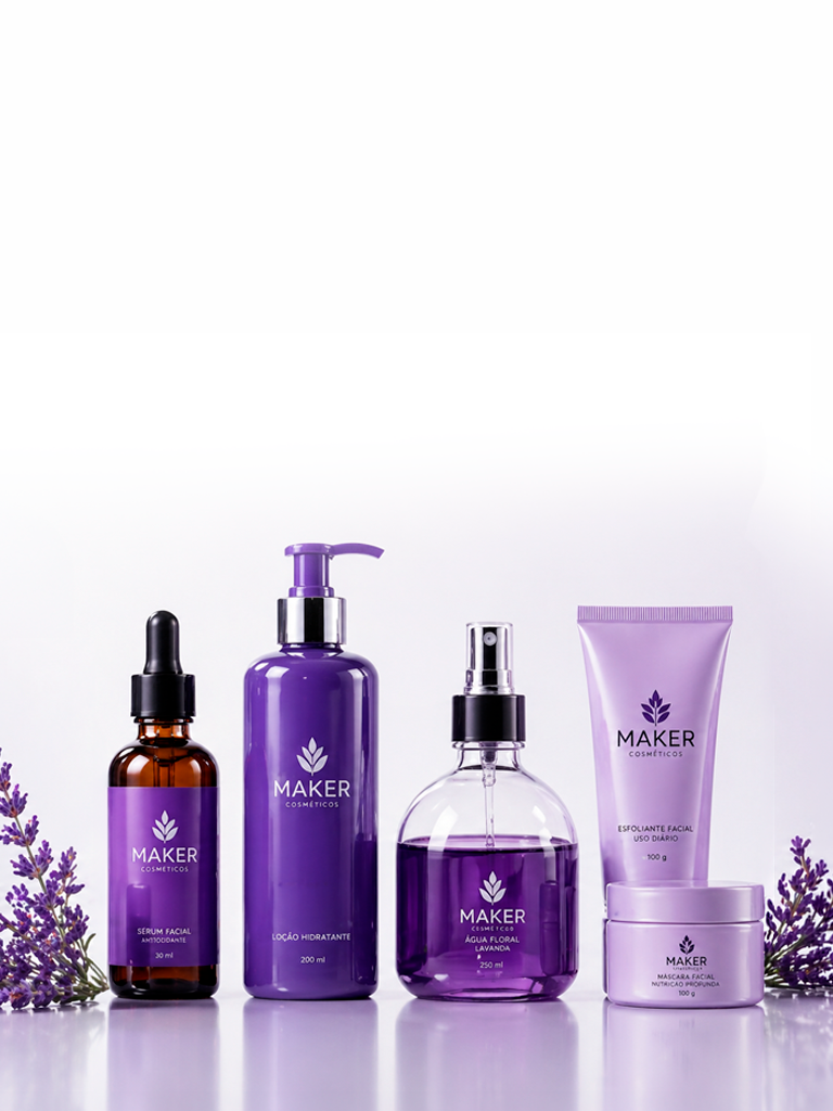 Linha completa de cosméticos Maker em tons lilás sobre fundo suave com lavanda