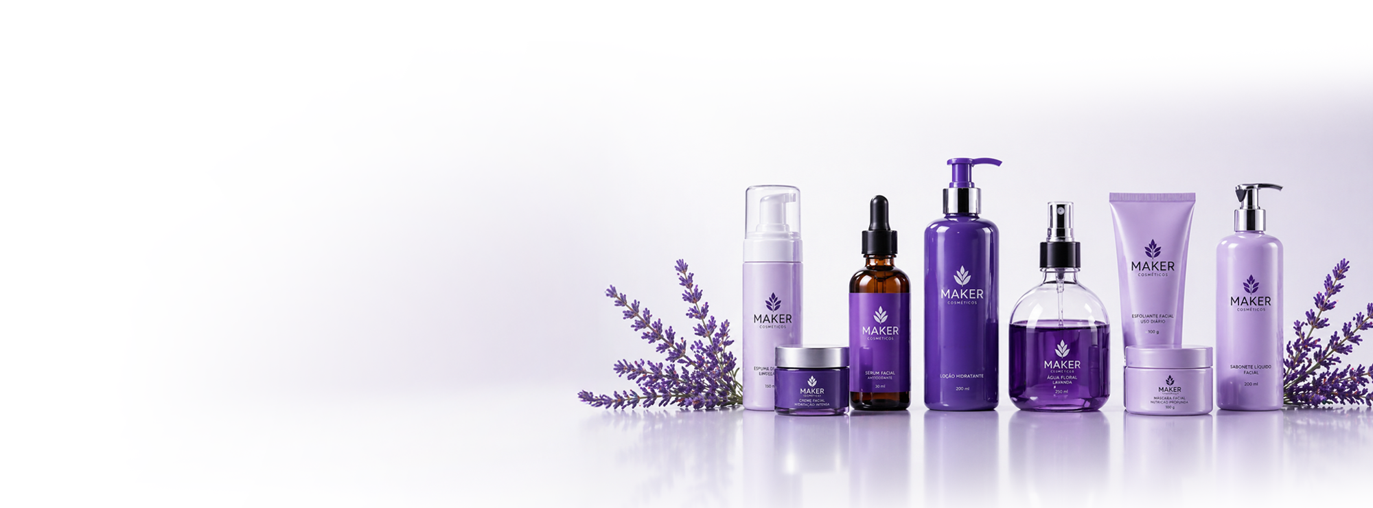 Linha completa de cosméticos Maker em tons lilás sobre fundo suave com lavanda