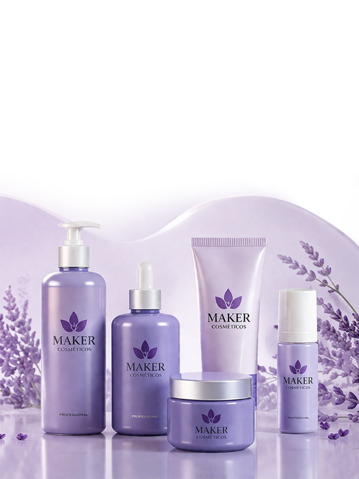Linha completa de cosméticos Maker em tons lilás sobre fundo suave com lavanda